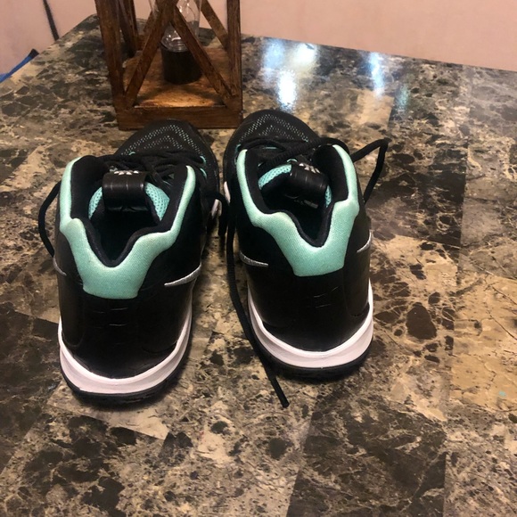 Nike Kyrie Sneakers - Picture 4 of 4